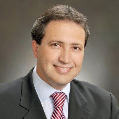 Odontólogo. Dr. en Implantología Oral. Especialista en Operatoria Dental, Prótesis Dental y Periodoncia.  Escritor y profesor de postgrado.
