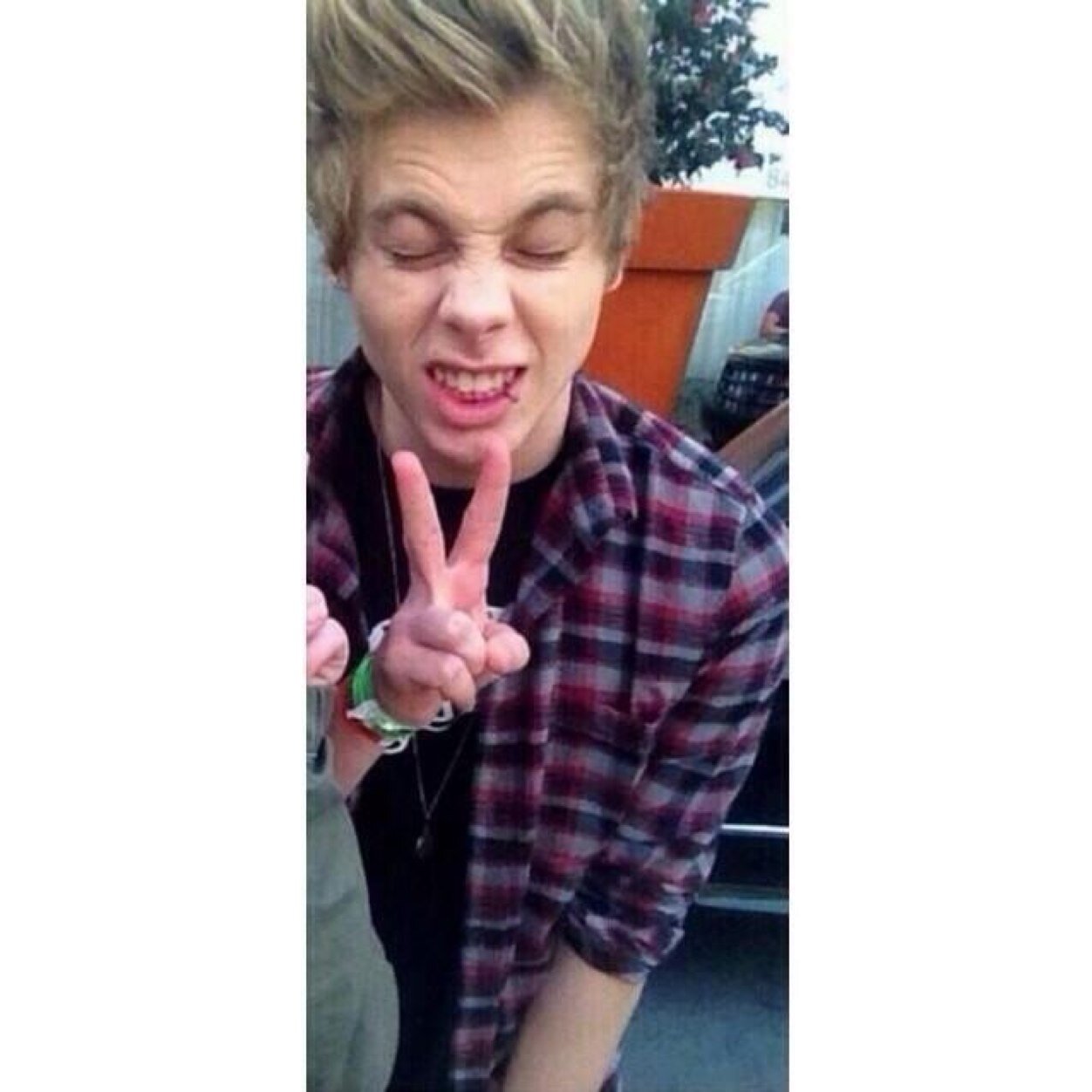 holy shit luke followed YOU yayyyyy! that means that you crossed his mind for a few seconds((: ~@neverlxndniall