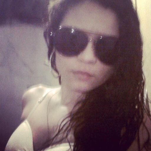 SOU ASIM MEIO DESLIGADA A MENINA IMPERFEITA QUE A INDA MORA COM AMAE, E ADMIRA
DA PELAS PESSOAS E AMIZADES QUE CONSEGUE CONQUISTAR