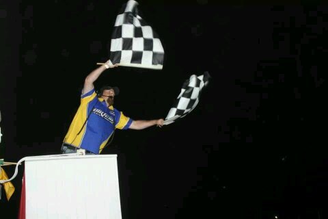 Flagman at Peoria Speedway.  Automobile Tech for Chrysler Jeep Dodge.  Love, eat, sleep breathe dirt track racing!!  Huge Cubs fan and Bears fan!