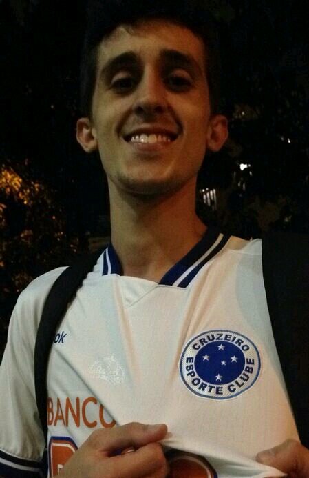 Jovem, amante da arte do Futebol, criado Cruzeirense, futuro jornalista (?).