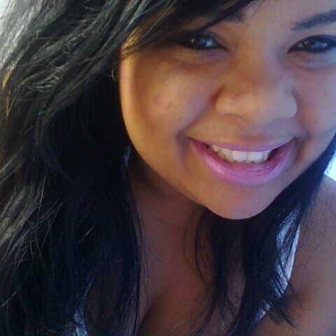 PolyanaGama's profile picture. É muito melhor contentar-se com a realidade. Se ela não é tão brilhante como os sonhos, tem pelo menos a vantagem de existir.