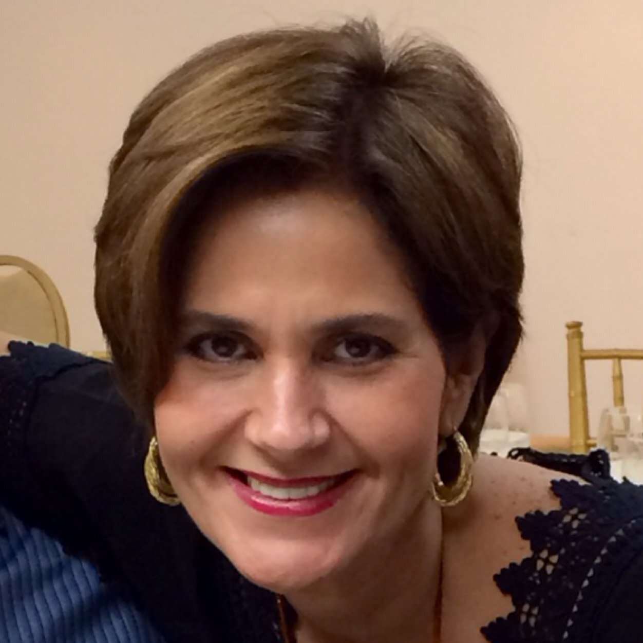 Dra en Historia y Política Intl, Presidenta TU PANAMÁ TE NECESITA, positiva, perseverante, feliz, amante de mi familia, mi país, la gente y los animales.