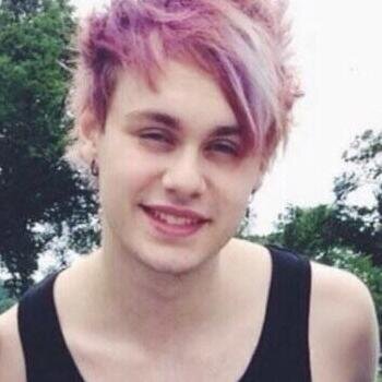 18. || 5sosfam || Stike. | The Only Reason | Lazy af || Games, food & fics.