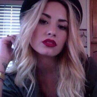 masoqdemi's profile picture. estou seguindo a @ddlovato e gostaria de ganhar o ex namorado (@joejonas) que ela está sorteando