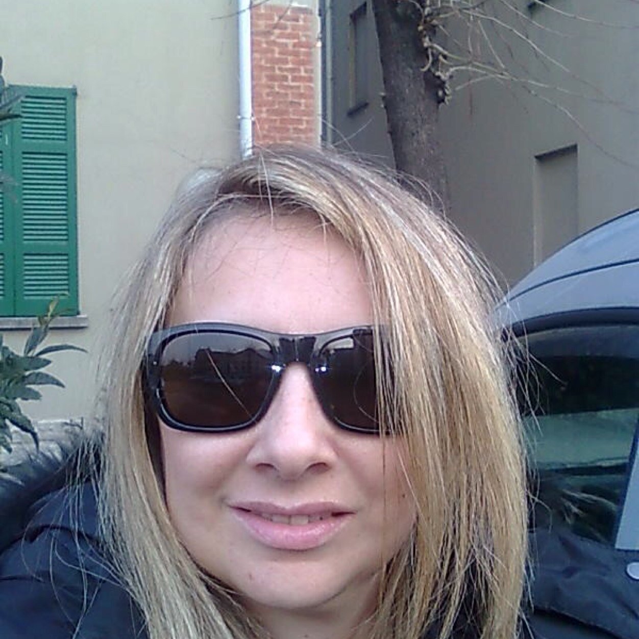 Bella scema intelligente troppo buona dolce forte debole caparbia decisa indecisa triste brutta felice innocente sexy .. amo la musica il computer la macchina