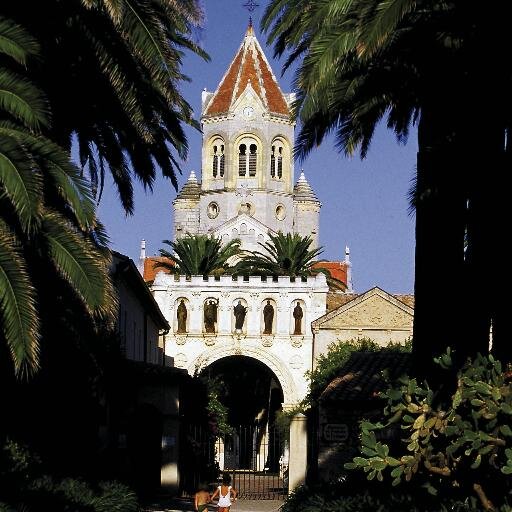 L'Abbaye de Lérins est située sur l'Île Saint Honorat au large de la baie de Cannes. Une communauté de moines y vit et y produit un vin d'exception.