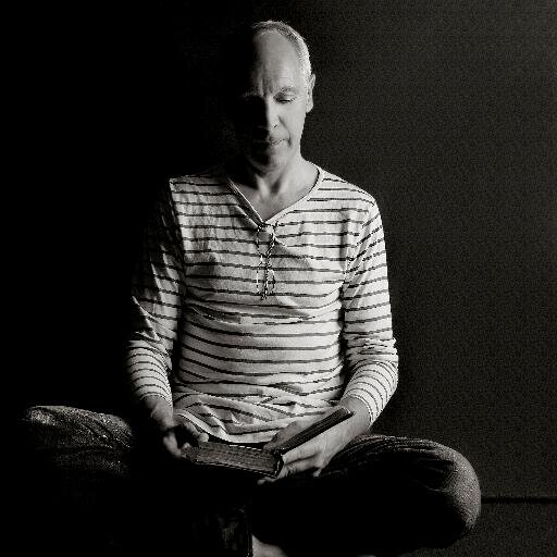 FredericMH's profile picture. Tisseur de mots, créateur de rêves