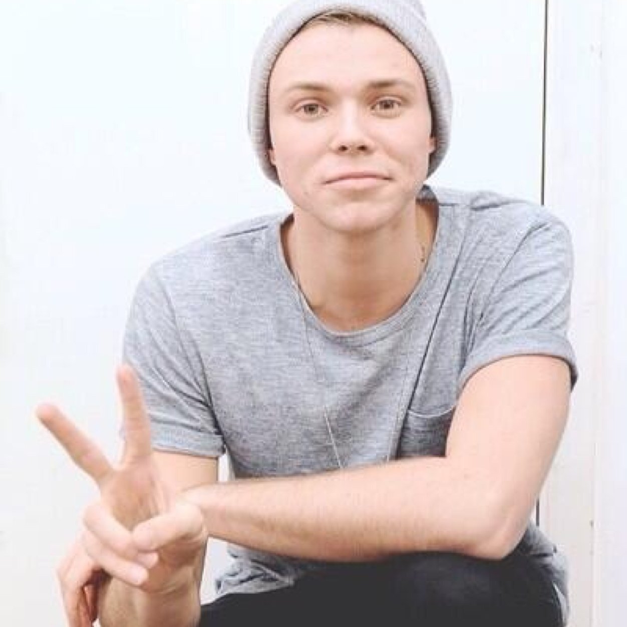 FOLLOW @ASHTONFLETXH AND GET HER TO HER GOAL PLEASE (1000) ILY SHE WILL FOLLOW BACK (if she doesnt just ask her)