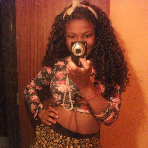 simpatica

sorridente

humilde

generosa

amavel

sonhadora

querida... follow please