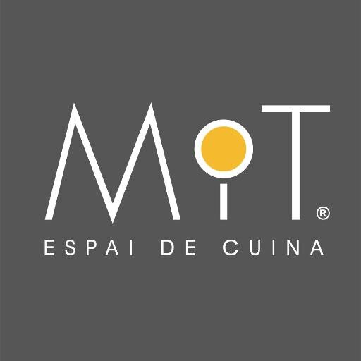 Espacio de 150m2 en Gracia dónde poder cocinar, comer, cenar y disfrutar con amigos, familia o compañeros de trabajo. info@mitespaidecuina.es / 675.628.370