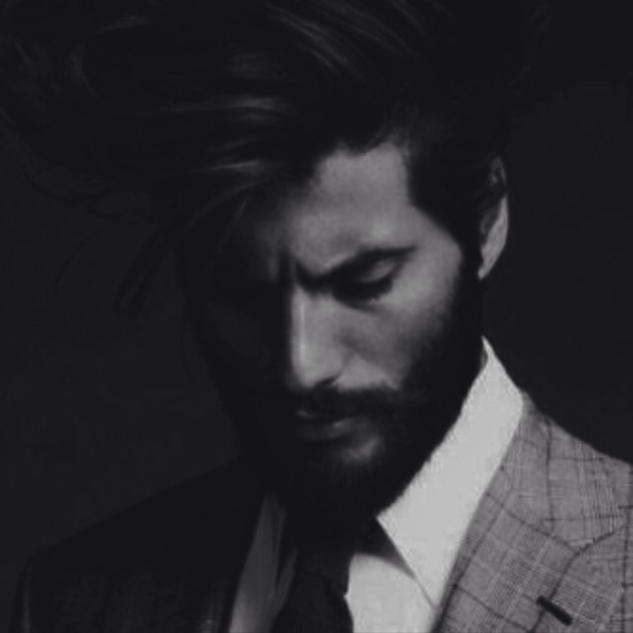 alambrator55's profile picture. بينَ أحاديث الخائِفين ؛ بينَ آهات المُسنين ؛ بينَ حاء الحُزنِ ونونها ؛ أزفُر زفرتين وأكتُب قصيده . لَا اقتبِس