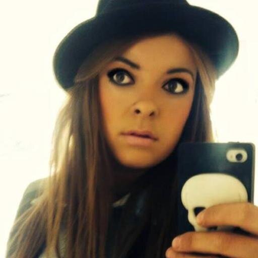Vous riez de moi parce que je suis differente mais moi je rie de vous parce que vous etes tous pareilsOscar Wilde fb ana pnd :)