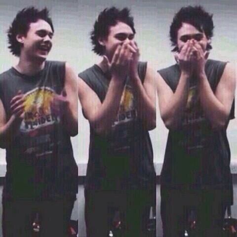 don't follow me, go follow @CALUMSCR0CS (Luke Hemmings does)