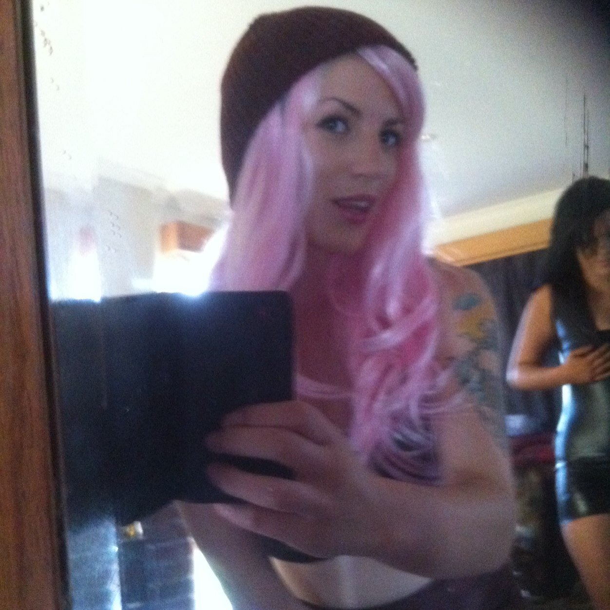 Australian ametuer pyro,glow & exotic pole artist,dominatrix,graphic design student ,hobbiest tattoo artist and foxtel repXD