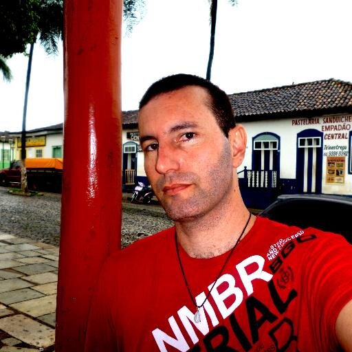 Um cara impaciente, desiquilibrado, mal humorado. E, as vezes, o inverso disso tudo, porque ninguém é perfeito, né. hehe