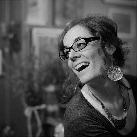 Docente di Italiano, lettrice appassionata, fotografa, gattara, viaggiatrice instancabile, entusiasta della vita, fedele alla religione delle piccole cose!