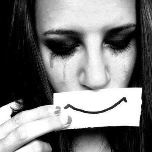 15.Odio a la sociedad por convertirme en lo que soy. Escribo las cosas que no puedo gritar. Ojos cansados. Mirada triste. Alma rota.