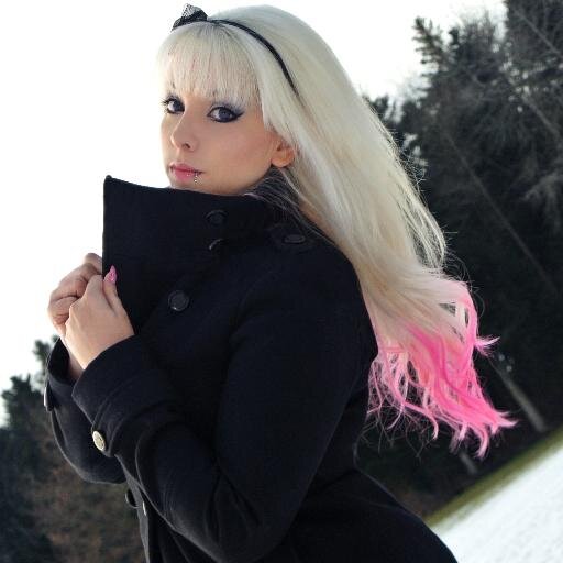 PinkPoisonAcide's profile picture. Trash Princess impassioned of esthetics, mode and photography.
She's there to share her passions with you and put colors in this world...
Pink Kisses 3