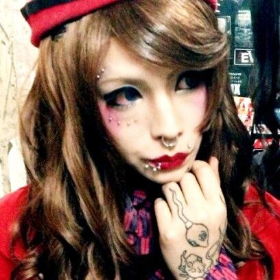 hayakaw67573320's profile picture. 活休、脱退、解散
いつも隣り合わせに
そっと陰みたいに
ついてくる言葉

淡くて綺麗な炎が
消えてしまわないように
いつまでもVOWを
僕らの心に、そして皆の心に
灯していけますように