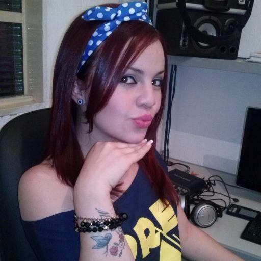 Eu me encanto com olhares e me apaixono por sorrisos...