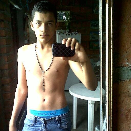 Estudiante de colegio y un joven muy divertido  muy farrero.... :) mi numero 0967063201