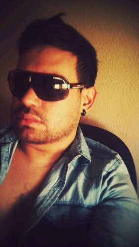 play póker músico bohemio trota mundo feliz con lo que tengo y de lo que soy