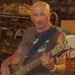 Bassista presso LifE Band - Buddista (SGI) - Amante della gnocca - Single