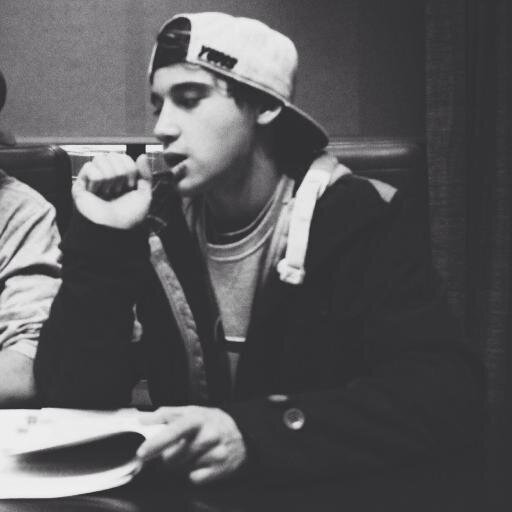 i gave you a free follow so... FOLLOW @isurviveforluke and RT SPAM TO LUKE, THANK YOU.