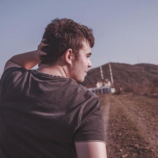 Şimdi o insan için boşa çektiğin kürekleri yavaşça elinden bırak ve suya atla.
