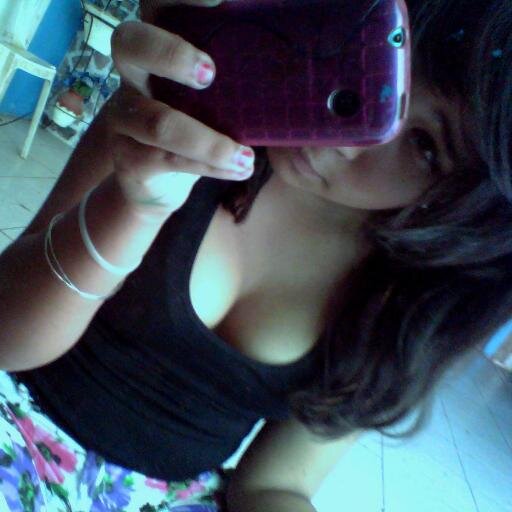 amo ami mama y mis hermanos asdf me dicen la enana :3 comino sola no creo en el amor de //3 lo mio es el futbol y el rap :3 es eso lo demas no existe