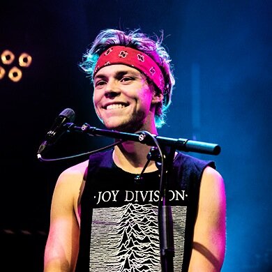 hii!!!! this is a free follow from @ashthemmings so FB there to return the favour 3 ILY!!!!!!