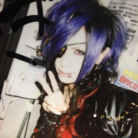 esa_nun99's profile picture. When you take a super attractive picture of yourself and just stare at it for like twenty minutes admiring the way your face cooperated.