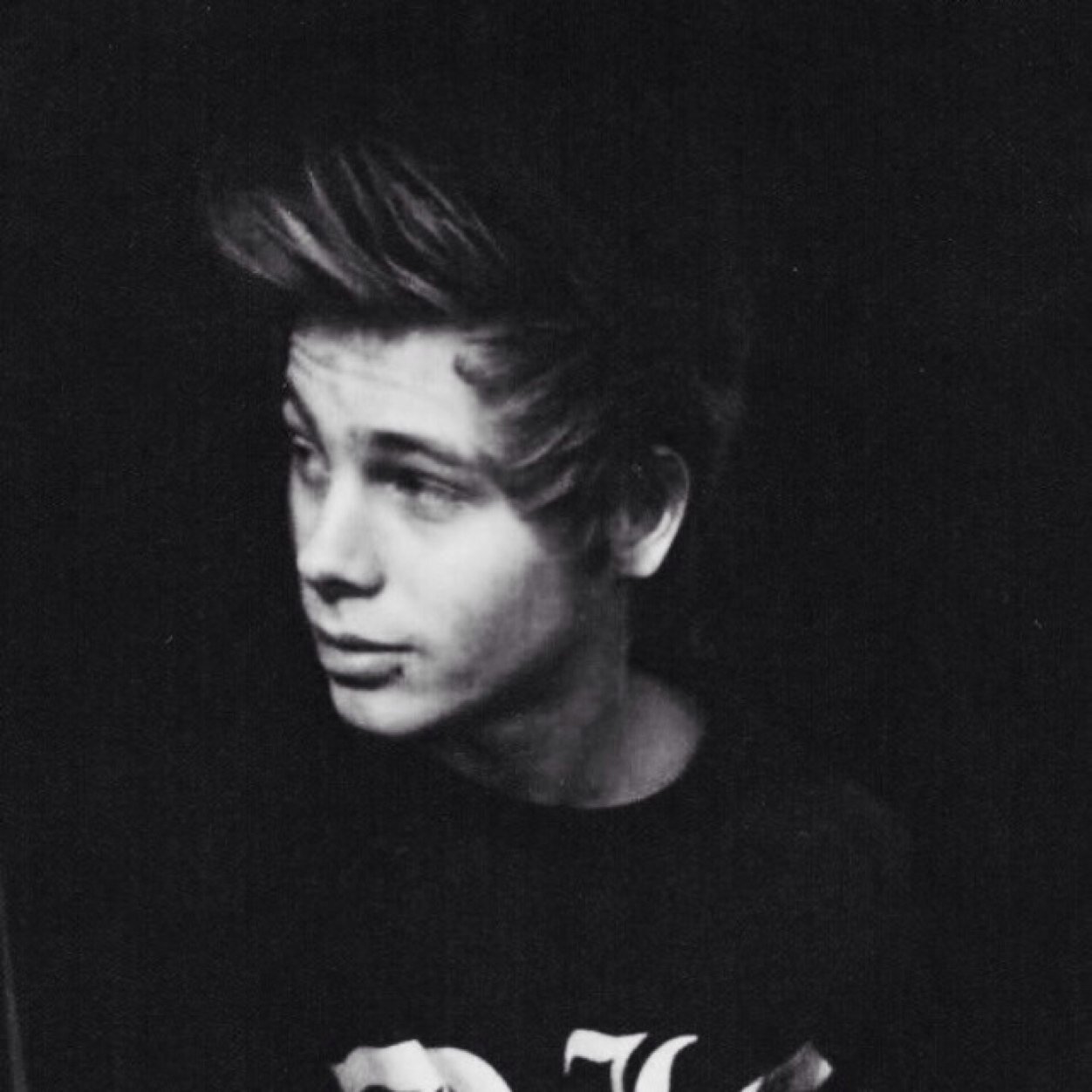 HI THIS IS A FREE FOLLOW PLEASE FOLLOW @chxcoIatecake AND ASK FOR A FOLLOW BACK