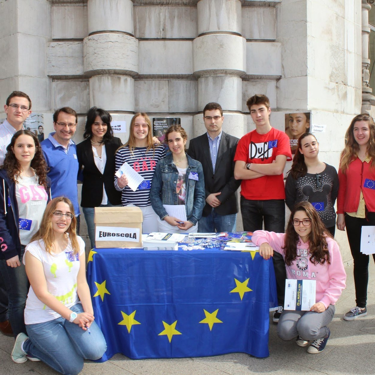 EUROPA, ¿FORMAS O TE CONFORMAS? Grupode estudiantes de 4º ESO embarcado en el proyecto euroscola intentando promover el sentimiento europeo