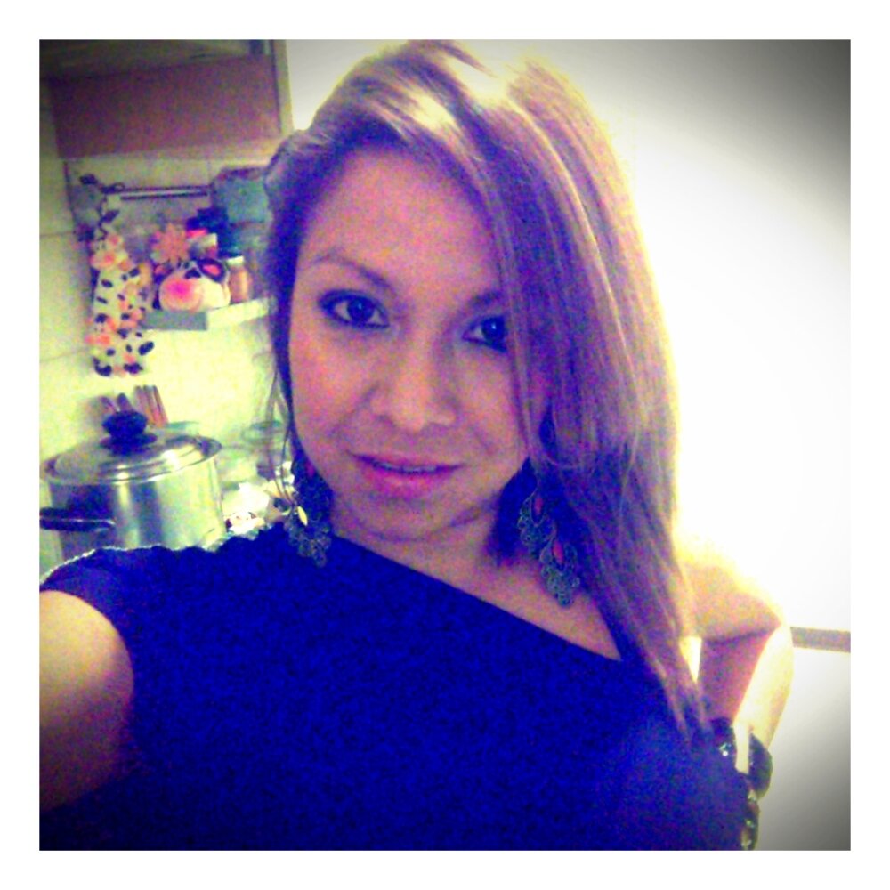 sonriente, amistosa ;-)