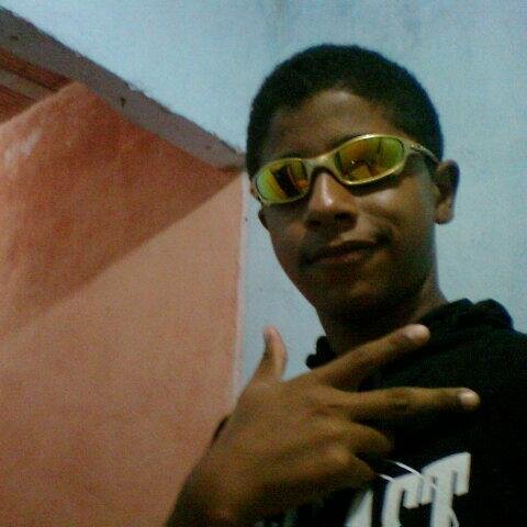 Amo futebol,pizza,videos games,assistir televisão e mexer no PC.