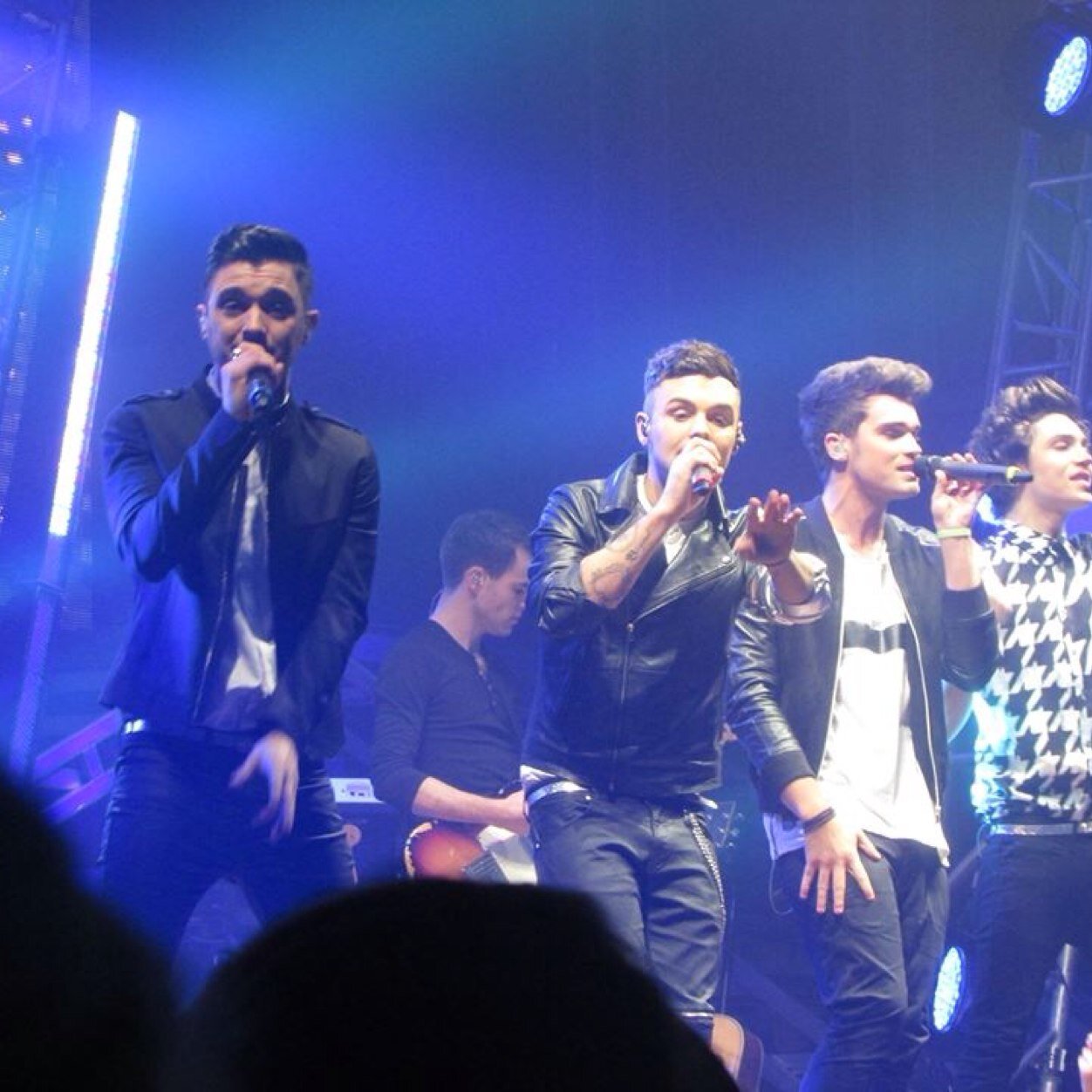 fanpage✌️ union j gals follow us✋ we deserve a follow, so please follow us, we dont do hate, so dont give us any! 
           UNION J WE LOVE YOU!!!