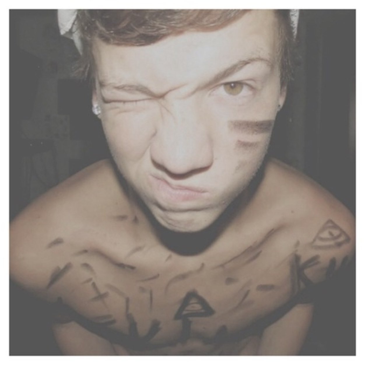 THIS IS A FREE FOLLOW! DONT FOLLOW BACK BUT FOLLOW @CRISPINEZIE PLEASE AND THANK YOU