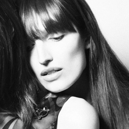 Artista e Modella, dal suo obiettivo specchio, plasma Icone. 
Dedita allo studio contro i radicali liberi. Premio Nobel per il Beauty.
http://t.co/n03U6jFc