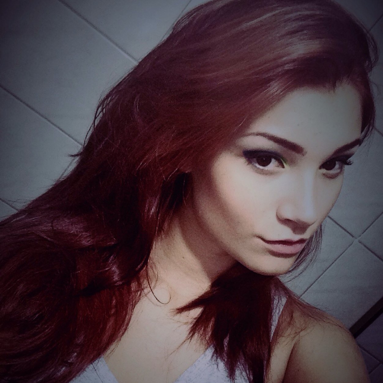 Rica, famosa, loira dos olhos verdes, magra, ex menina super poderosa.