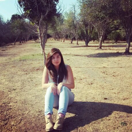 Hola!! Soy una chica alegre, divertida y simpatica  *_* me rio por todo, juego futbol,me encanta hacer  deporte,amo la musica.. (• ◡•)|╯