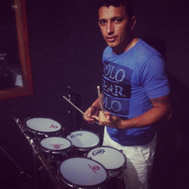 Percussionista de Gilson e Mania,  São Paulino de coração e casado com a melhor mulher do mundo Andréa Cristina I Love You.