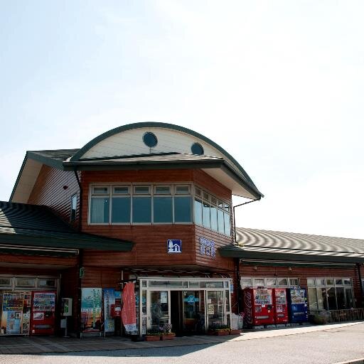 滋賀県の北東部　琵琶湖のほとりにある「道の駅」湖北みずどりステーション（長浜市）の公式twitterアカウントです。道の駅の特産品入荷情報、湖北周辺のイベントなどの情報をつぶやきます！
当駅前は”日本の夕陽百選”に選ばれていて絶景です。