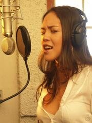 Caraqueña, Caraquista, Publicista. Ahh, y a veces canto.