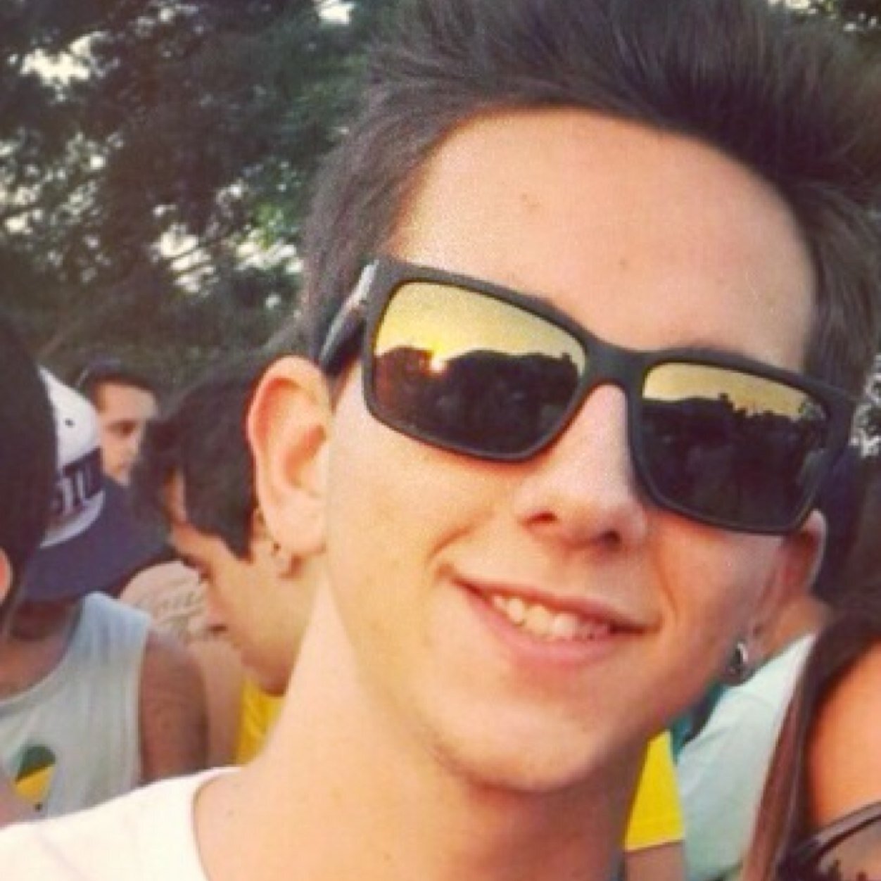 . .nao importa o que as pessoas pensam, se voce acredita que vale apena, lute! (: