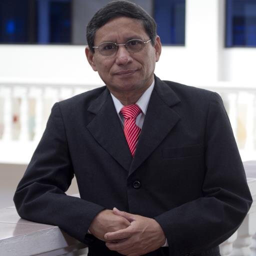 Decano de la Facultad de CCHH- UES, Lic. en Periodismo, Máster en Comunic Social, autor de 10 libros.  Ex comisionado Inst. Acceso a  Información Pública.