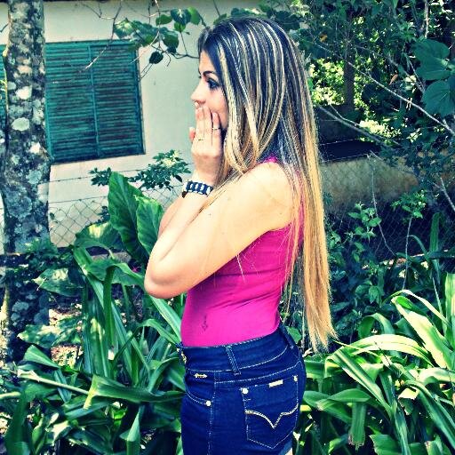 Mais que uma Menina, um pouko menus ki uma mulher!!!! Mas a garota ki sabi u ki quer!