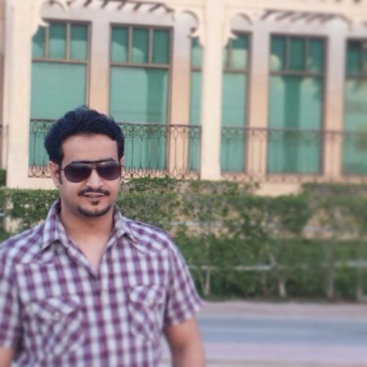 لستُ مجبوراً أنْ أُفهم الآخرين من أنا..! فمن يمتلك مؤهلات العقل والإحساس سأكون أمامه كالكتاب المفتوح ............!