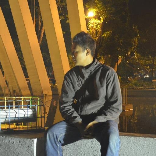 besok lusa atau di hari yang akan datang aku akan berkeliling dunia dengan kamera yang aku gantung di leher dan tangan kiri ku memegang tangan kananmu